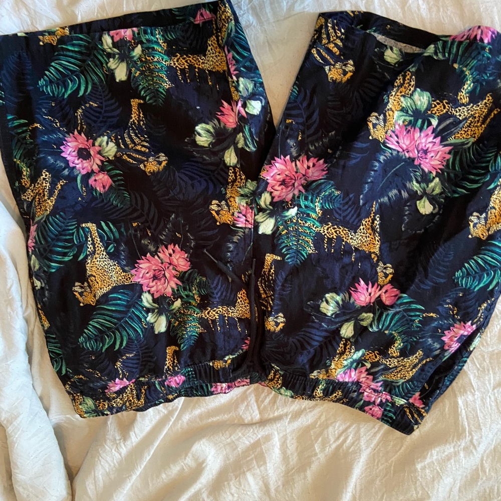 Size Large H&M divided brand short shorts*